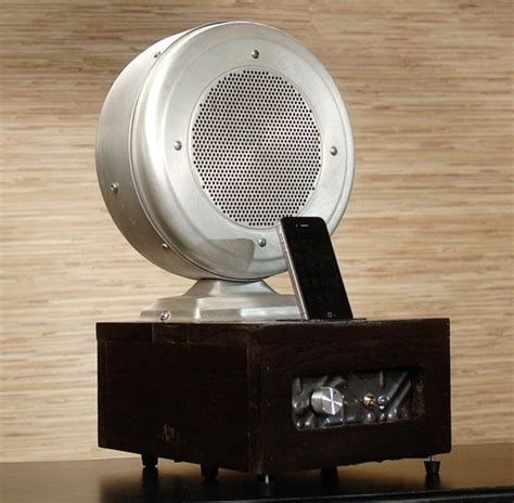 ipod iphone charging station  speakers  vintage ham