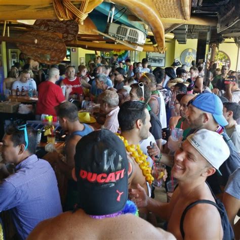 hulas bar lei stand reviews  waikiki hawaii gaycities hawaii