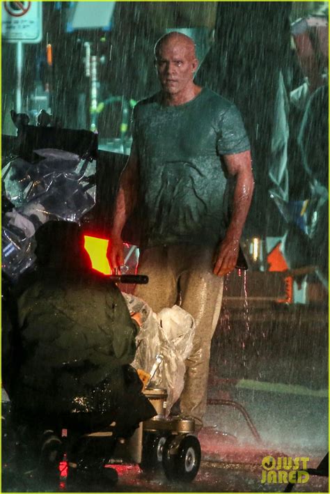 Ryan Reynolds Deadpool Is Unmasked For Rainy Sequel Scene
