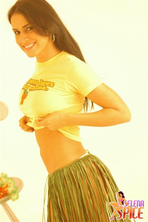 Andrea Rincon Selena Spice Galeria 13 Hawaiana Camiseta Amarilla