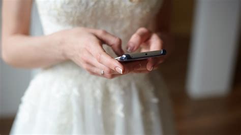 instead of her vows a bride read out her cheating fiancé s texts vice