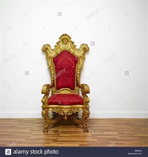 ein roter und goldener thron stuhl auf weissem hintergrund