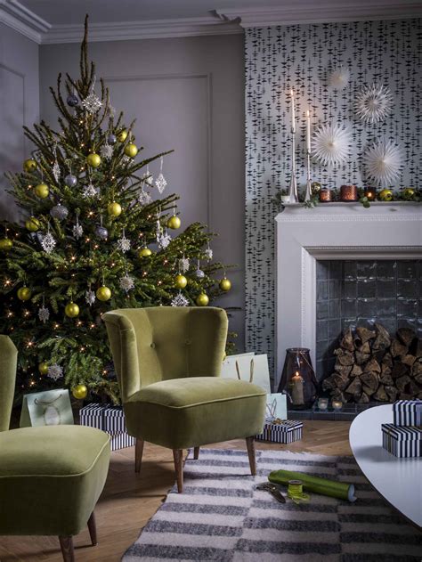 christmas tree decorations   choose  colour scheme  english home