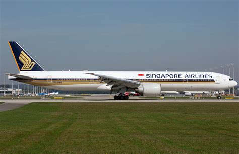 boeing   singapore airlines   description   plane