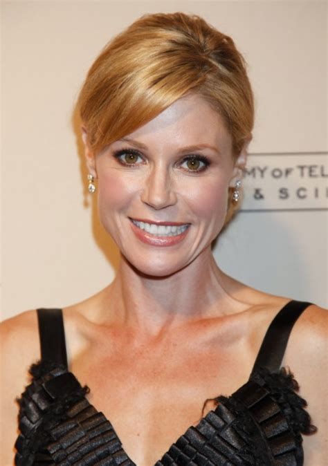 Julie Bowen Casual Hairstyle With Side Swept Bangs Hairstyles Weekly