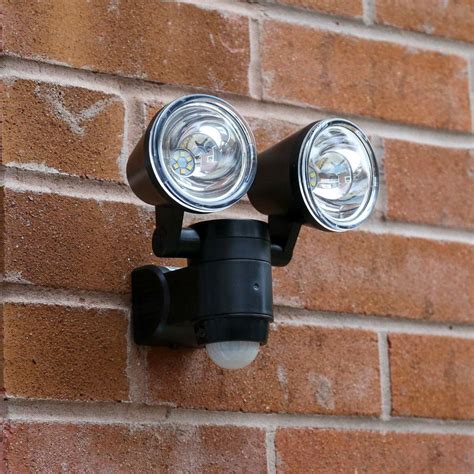 outdoor battery security twin head spot light  pir white leds