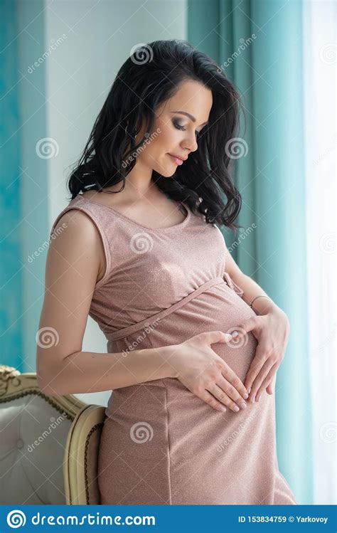 De Gezondheid En De Zwangerschap Van Vrouwen De Mooie Zwangere Vrouw In