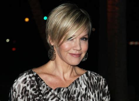 Jennie Garth S New Short Haircut With The Hair Tapered Up And Around