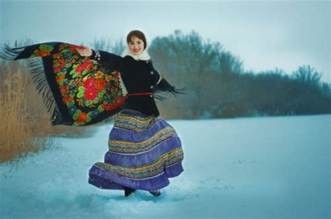 伝統的な民族衣装に身を包んだ美しい東欧・スラブ人女性たち