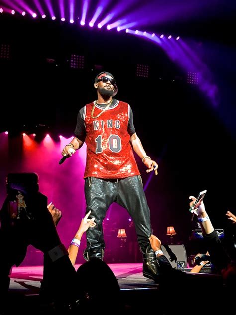 R Kelly Shocks Many In Concert Talks About Aaron Hall S