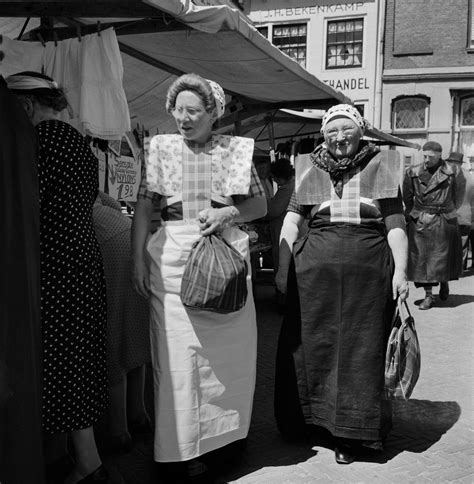 Vrouwen In Klederdracht Op De Markt Van Bunschoten En Spakenburg 1950