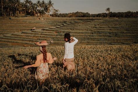 This Couple’s Engagement Shoot Depicts The Simple Filipino Life And We