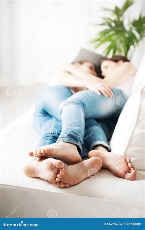 爱恋的夫妇脚 库存图片 图片 包括有 言情 居住 户内 沙发 妇女 情感 女同性恋者 同性恋 46296737