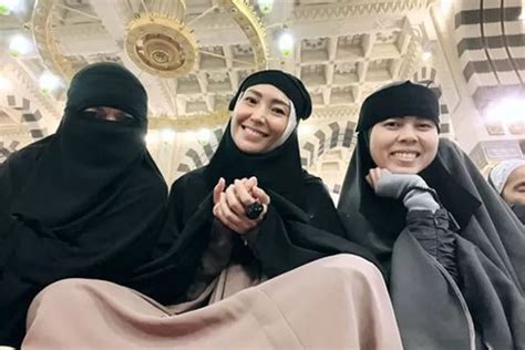 Ayu Dewi Berduka Pisah Dari Regi Datau Fokus Mencari Jodoh Di Masjid