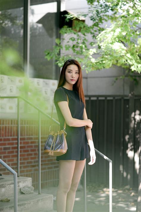 Model Lee Hyun Ji Yg Kplus Wearing Mischa Bucket Bag