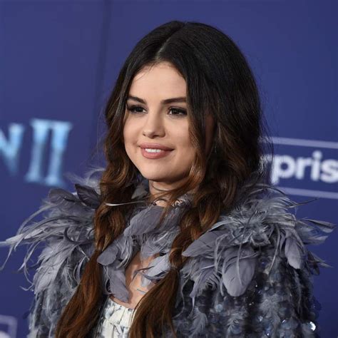 Selena Se Convierte En Una Princesa Disney Y En La Mejor Hermana Del