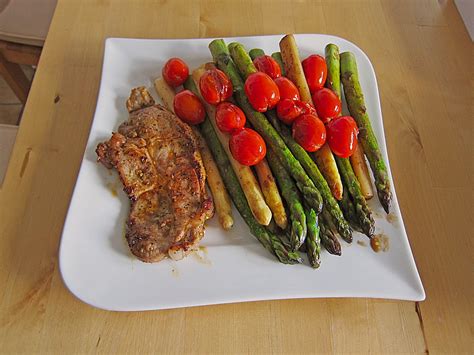 gebratener gruener spargel mit cocktailtomaten balsamico