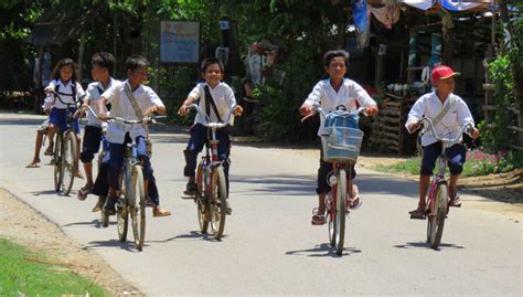 kinderen fietsen cambodja prachtig curacao
