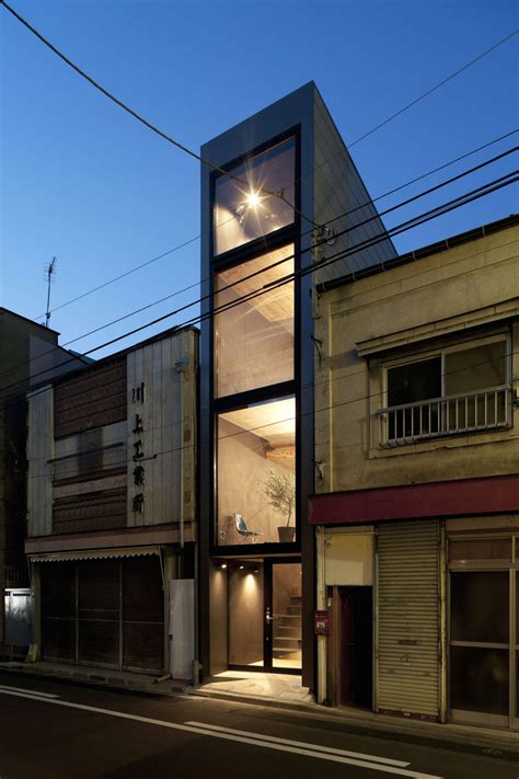 long  narrow house squeezed   buildings