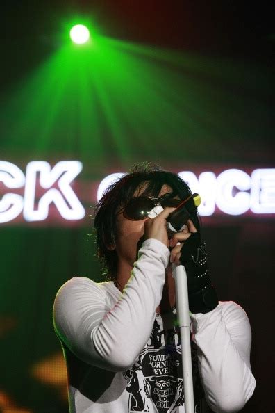 Singer Lee Seung Hwan Breaks Record For Longest Concert By