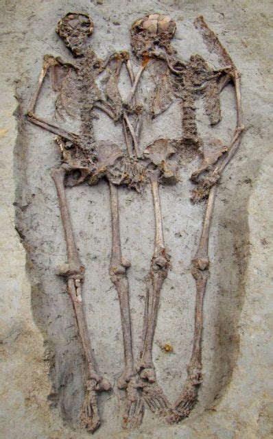 gender revealed of hand holding skeletons buried together 1 500 years ago