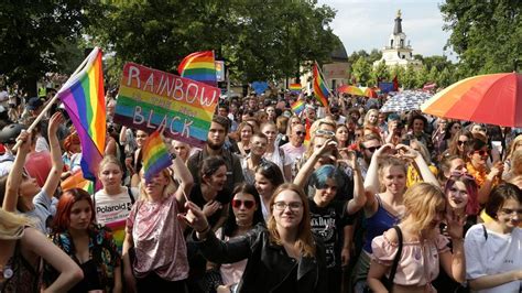 Polen Hooligans Bewerfen Gay Pride Demonstranten Mit Steinen Zeit Online