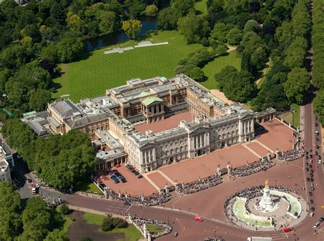 Buckingham Palace Intruder Man Who Broke Into Grounds Is