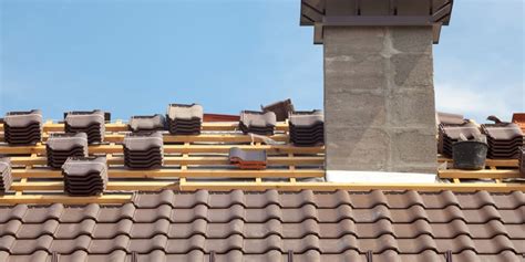 dakpannen op een hellend  een plat dak verbouwersbe