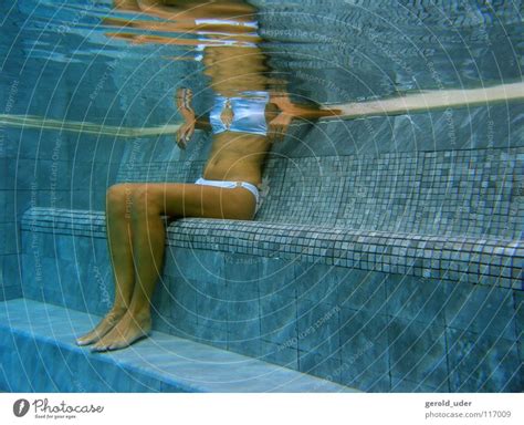 Frau Im Pool Bikini Ein Lizenzfreies Stock Foto Von Photocase