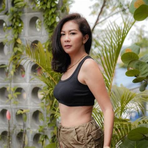 Pose Hot Tante Atien Pakai Bra Hitam Body Ramping Seksi Bikin Netizen