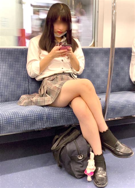 【画像あり】超ミニで電車のシートに直で座ってるこういう激えちjk