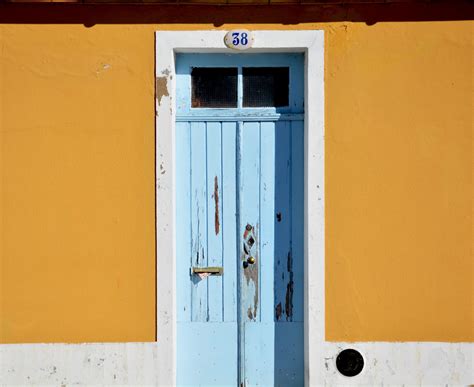 gambar kayu putih rumah jendela dinding merah warna biru