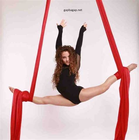 Sofie Dossi Does Insane Contortionist Act To Impress Judges On America