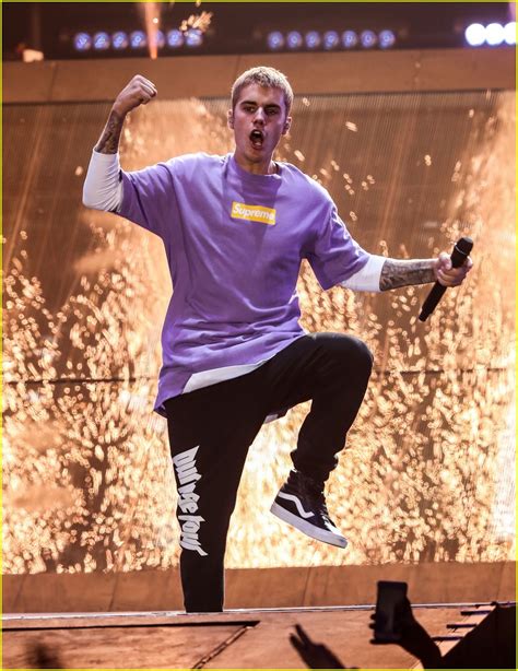 Photo Justin Bieber Flashes His Abs During Paris Concert 03 Photo