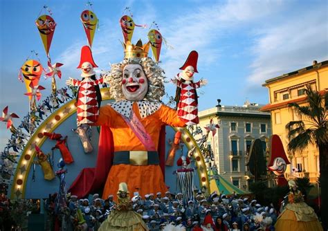 places  celebrate carnival  italy  venice
