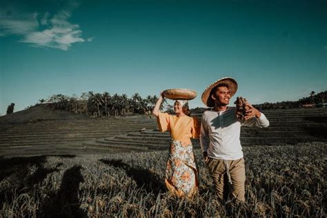 This Couple’s Engagement Shoot Depicts The Simple Filipino Life And We