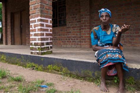 Au Malawi Dans Les Camps D« Initiation Sexuelle Pour Fillettes