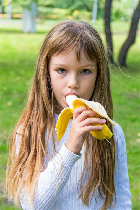 Девушка ест банан стоковое изображение изображение насчитывающей бело 46762855