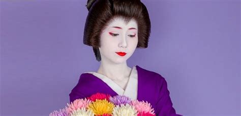 la fascinante belleza de las geishas retratada por el