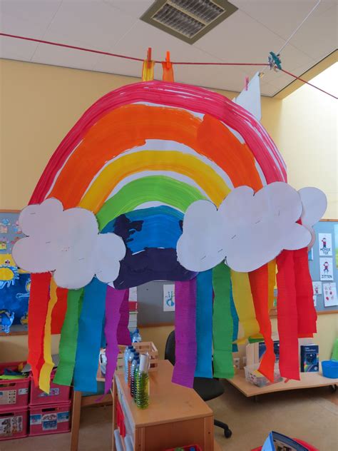 regenboog schilderen met dikke verfkwasten montessori playroom  teaching elmer kindergarten