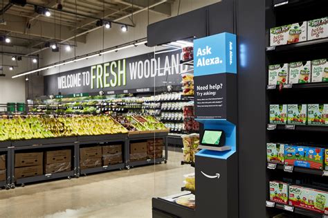 amazon opens  fresh grocery store debuts high tech shopping cart