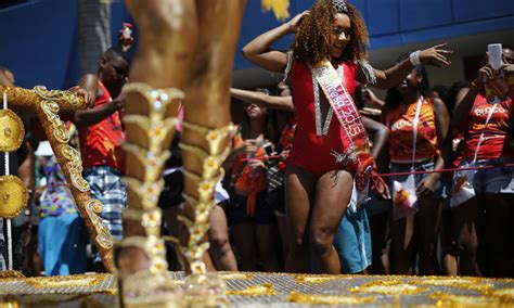 Brazil Promotes Safe Sex At Carnival Handing Out Condoms Daily Mail