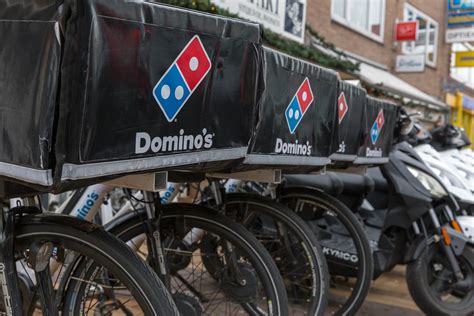 nahaufnahme fahrraeder des pizzalieferanten dominos  zandvoort niederlanden creative