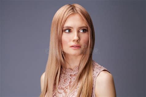 Jeune Dame Blonde Dans La Robe Sexy Photo Stock Image Du Modèle
