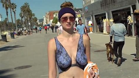 girls shows her naked body in bathing in public prank sexe