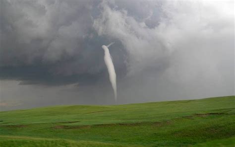foto foto badai tornado  menyeramkan