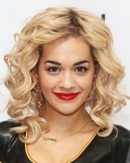 I capelli mossi sono sempre di tendenza. Boccoli capelli corti