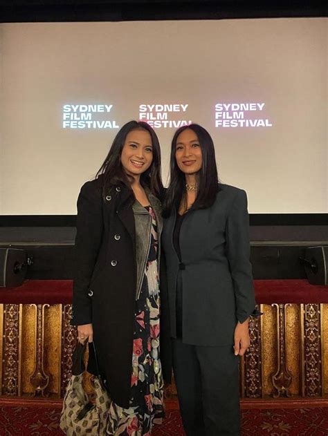 7 Potret Happy Salma Hadiri Sydney Film Festival Didampingi Ibu Mertua