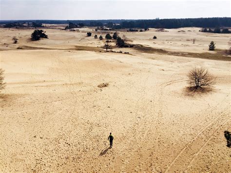 de zandvlakten van kootwijkerzand oversteken nederland wandelen radio