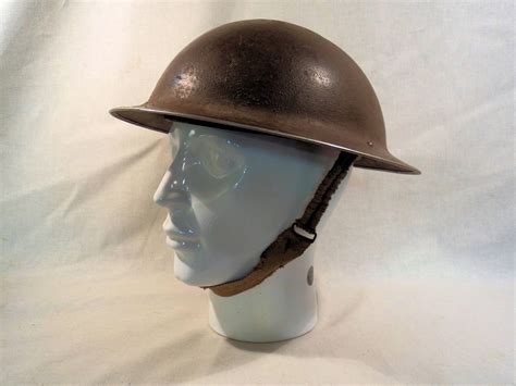 engelse helm uit de tweede wereldoorlog uit